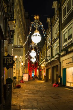 Londra, İngiltere'de güler kortta Noel süsleri