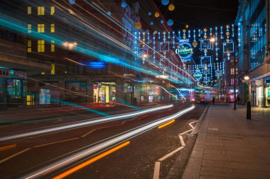 Orta Londra Oxford Caddesi'ndeki Noel cadde süslemeleri