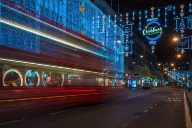Orta Londra Oxford Caddesi'ndeki Noel cadde süslemeleri