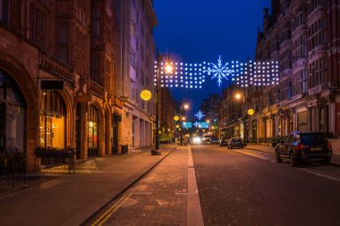 Mayfair, Londra'nın merkezi Mount Caddesi üzerinde Noel cadde süslemeleri