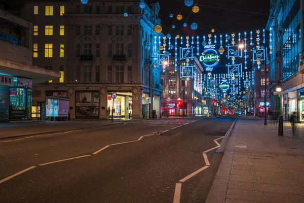 Decoraciones callejeras de Navidad en Oxford Street en el centro de Londres —  Fotos de Stock