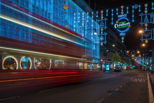 Decorazioni natalizie in Oxford Street nel centro di Londra — Foto Stock