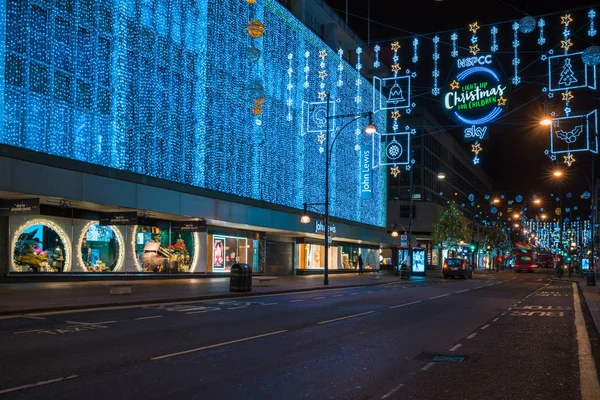 Decorazioni natalizie in Oxford Street nel centro di Londra — Foto Stock