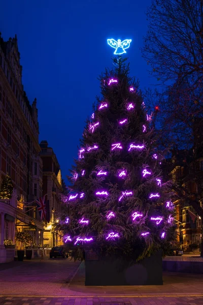 Árvore de Natal decorada em Mount Street em Mayfair, centro de Londres — Fotografia de Stock