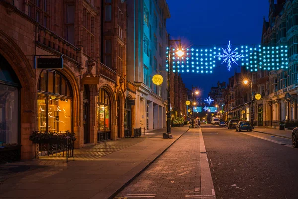 Різдвяні прикраси вулиці на гору вулиці в районі Мейфер, центральному Лондоні — стокове фото