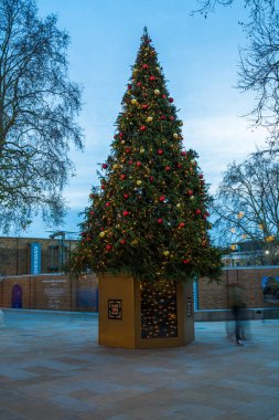 Duke of York Square Londra İngiltere'de Noel ağacına dekore edilmiş