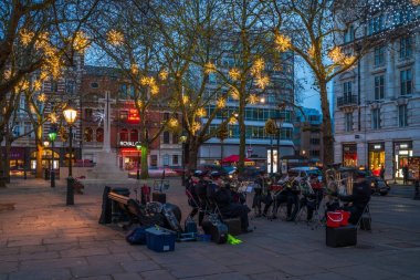 Kurtuluş Ordusu bando Duke of York Square Londra İngiltere'de müzik çalış