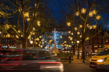 Sloane Square, Londra İngiltere üzerinde Noel ışıkları süslemeleri