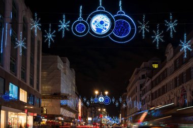 Strand, Londra İngiltere üzerinde Noel süsleri