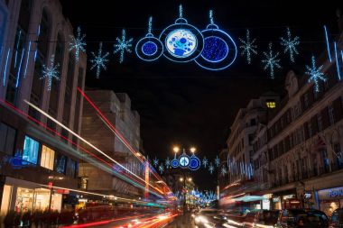 Strand, Londra İngiltere üzerinde Noel süsleri