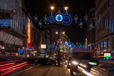 Strand, Londra İngiltere üzerinde Noel süsleri