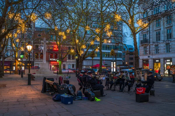 La banda de música Salvation Army toca música en Duke of York Square en Londres, Reino Unido —  Fotos de Stock