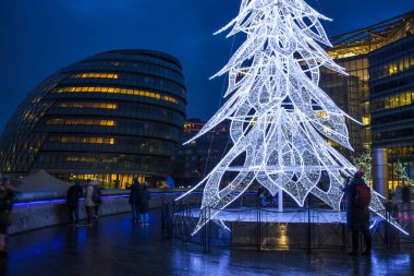 Şehir H yanında modern Led Noel ağacı durduğunu görünümünü
