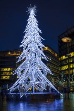 Şehir H yanında modern Led Noel ağacı durduğunu görünümünü