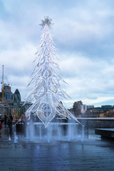 Vista de uma moderna árvore de Natal LED ao lado da Cidade H — Fotografia de Stock