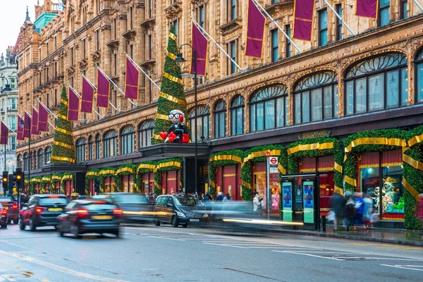 Fachada tienda Harrods decorada para Navidad, Londres Reino Unido — Foto de Stock