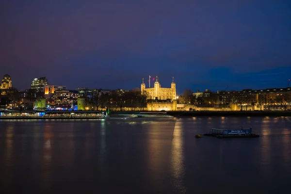 Nézd, a Tower of London Temze, a London Egyesült Királyság-szerte — Stock Fotó