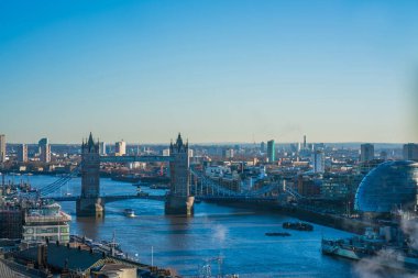 Londra 28 Aralık 2017: Thames Nehri, Tower Bridge ve modern gökdelenler ile Londra panoramik havadan görünümü.