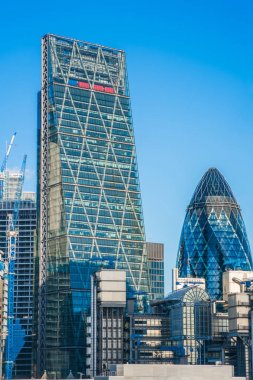 Londra 28 Aralık 2017: Gökdelenler şehrin modern iş merkezleri arasında Londra, İngiltere çatı görünümü