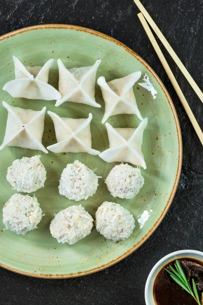 Dim sum - bolinhos de frango chineses e bolas de neve de camarão revestidas de coco — Fotografia de Stock