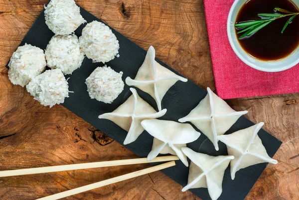 Dim sum - čínská kuřecí knedlíky a kokos potažený kreveta sněhové koule — Stock fotografie