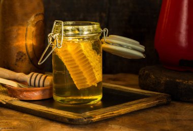 Bal tarak içinde bir kavanoza tatlım