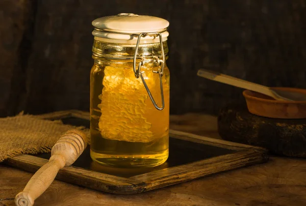 内蜂巣のハニーと jar を蜂蜜します。 — ストック写真