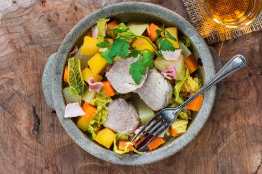 Domuz eti ve sebze ile İrlandalı güveç pişmiş elma suyu - Üstten Görünüm