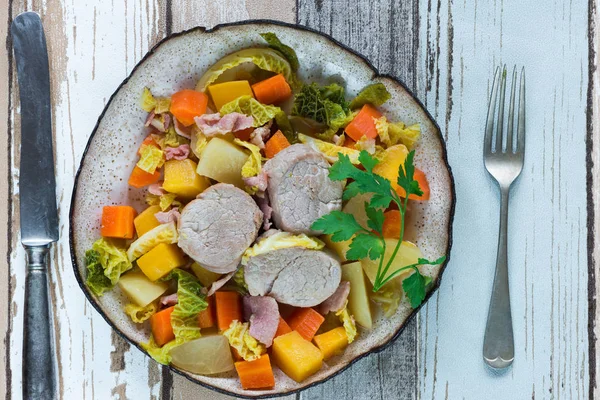 Tocană irlandeză cu carne de porc și legume gătite în cidru - vedere de sus — Fotografie, imagine de stoc