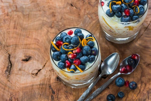 Gachas de yogur de naranja y arándano decoradas con fruta de friesh — Foto de Stock