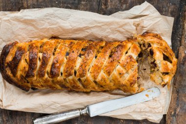 Domuz eti rulo - acılı sosis etli biber ve puf böreği fasulye