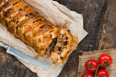 Domuz eti rulo - acılı sosis etli biber ve puf böreği fasulye