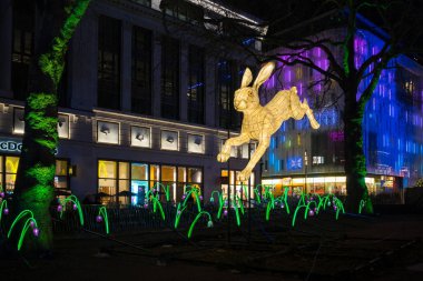 Jo Pocock ve Leicester Meydanı'nda Lanter şirket tarafından sanat yükleme