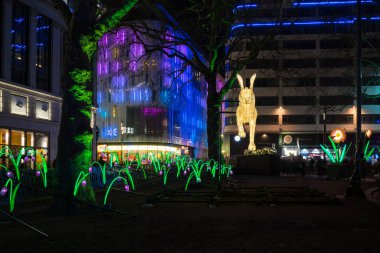 Jo Pocock ve Leicester Meydanı'nda Lanter şirket tarafından sanat yükleme