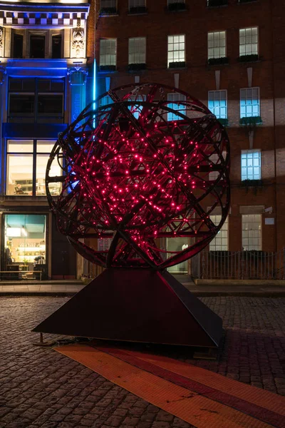 Simeon Nelsons ljus scoulpture Cosmoscope på Store Street, London — Stockfoto