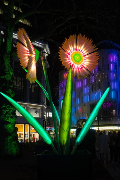 Konstinstallation av Jo Pocock och Lanter bolaget i Leicester Square — Stockfoto