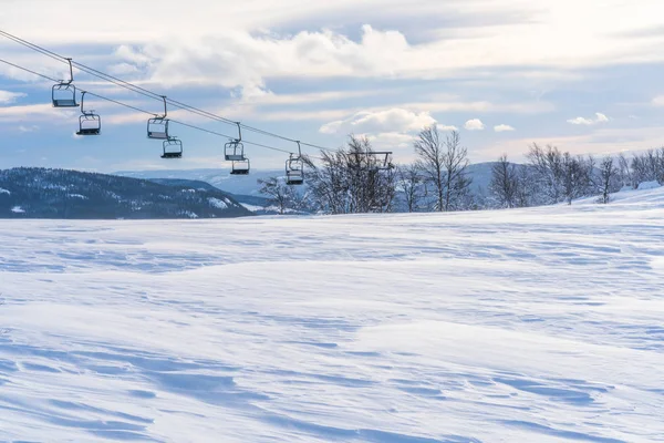 Blick auf verschneite Landschaft im Skigebiet. — Stockfoto