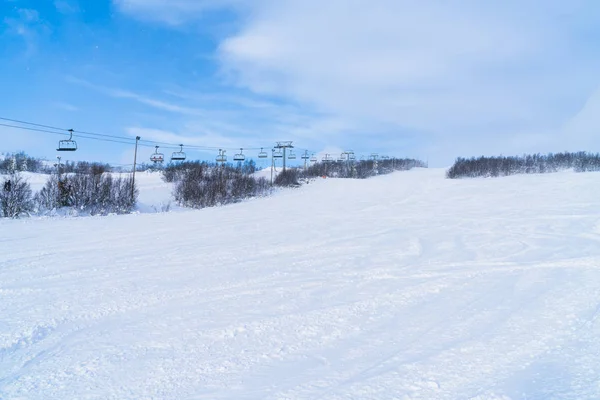 贝托斯托兰冬季景观与缆索滑雪升降机椅的看法 — 图库照片