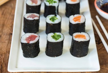 Somon, ton balığı ve salatalık ile bir seçim suşi rulo 