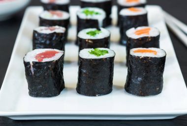 Somon, ton balığı ve salatalık ile bir seçim suşi rulo 