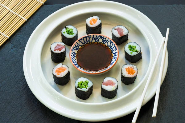 Somon, ton balığı ve salatalık ile bir seçim suşi rulo — Stok fotoğraf