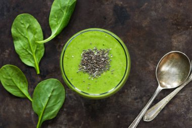 Yeşil avokado, ıspanak ve chia tohum ile üzüm güler yüzlü