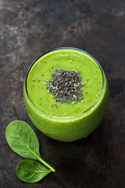 Yeşil avokado, ıspanak ve chia tohum ile üzüm güler yüzlü