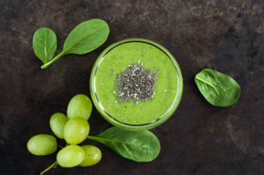 Yeşil avokado, ıspanak ve chia tohum ile üzüm güler yüzlü