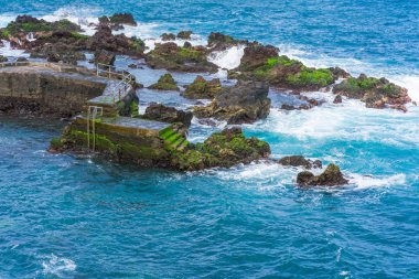 Deniz ve liman Puerto de la Cruz, Tenerife karşı çökmesini dalgalar görünümü
