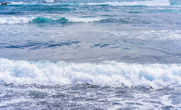 Olas rompiendo en una orilla en Tenerife —  Fotos de Stock