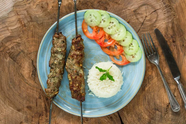 Kebabs de miel mentorat pe frigărui cu orez și salată — Fotografie, imagine de stoc