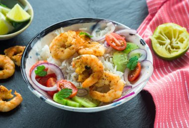 Tandır şiş ile pirinç ve kıyılmış salata karides