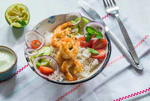 Creveți Tandoori cu orez și salată tocată — Fotografie, imagine de stoc