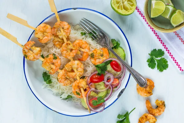 Tandoori-Garnelenspieße mit Reis und gehacktem Salat — Stockfoto